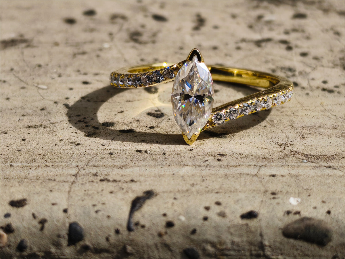 1.00 carat pear diamond 18kt | IGI Certified Diamond | Gold  Ring